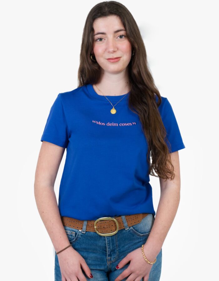 Camiseta blava amb brodat "Mos deim coses"